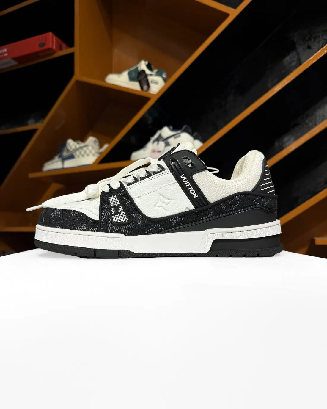 LV Trainer Black